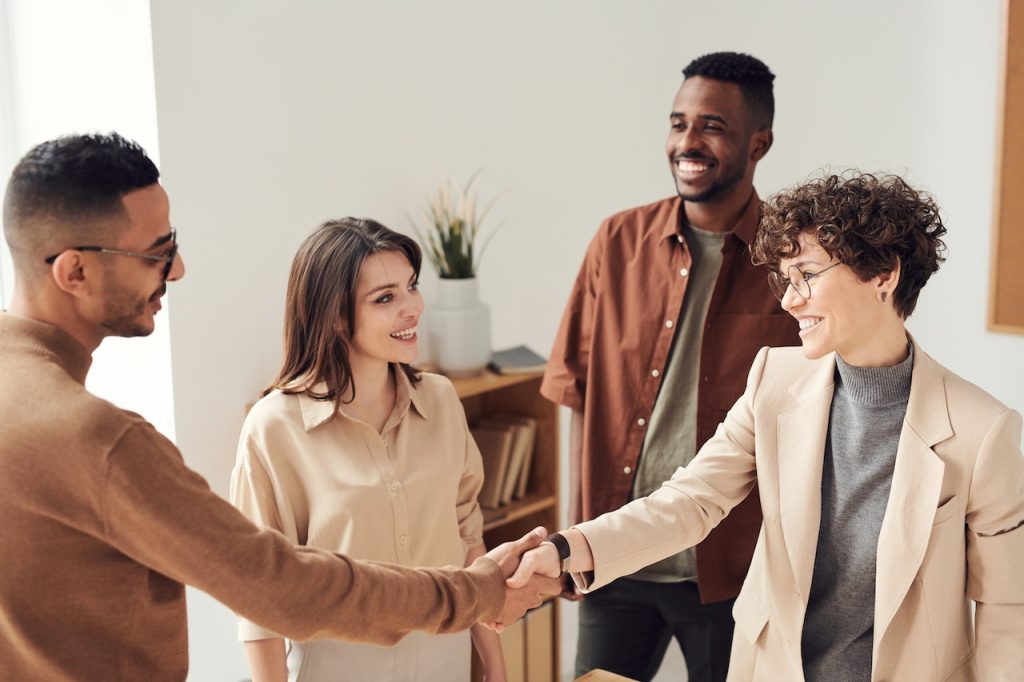 real-estate-agent-meeting